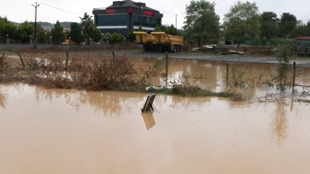 İstanbul'da sağanak sele dönüştü: İstinat duvarı çöktü, yollar göle döndü... 13